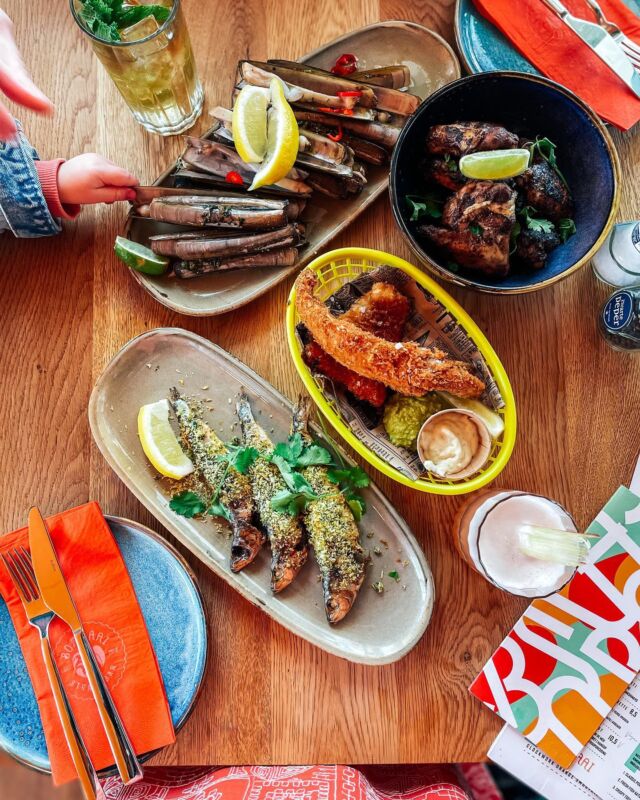 Eén ding waar we - vooral ik - beter in zijn dan kamperen (zie mijn vorige post) is eten en drinken. 

Bijna al mijn herinneringen gaan over eten. Of iets wat ik at tijdens een vakantie, dagje weg, enz. Zeg eens eerlijk, is dat herkenbaar voor je?

Ik geniet intens van een tafel vol lekkers. Heel veel verschillende dingen proeven. Nieuwe smaken, gerechten die ik thuis niet zo snel maak of iets wat ik nog nooit gegeten heb.

In onze vakantie gingen we naar @bombaaistrandbar. Elke keer verrast deze plek me weer. Op het strand van Westkapelle. Uitzicht op de Westerschelde en het punt waar deze overgaat in de Noordzee.

De cocktailkaart die is heel uitgebreid is  maakt kiezen bijna onmogelijk. Het lukte uiteindelijk en ik ging voor een rhubarb sour.

We aten jerk chicken, gegrilde sardines, scheermessen van de houtkoolgrill en een soort moderne fish & chips. Heerlijk allemaal 😍.

De inrichting is super kleurrijk. Groen en rood, oranje. Eindelijk een keer geen stijgerhout en een blauwtint op de muur. 

Ach ja, gewoon een hele fijne plek waar je zelf maar een x heen moet. Beloof je me dat? Sla deze foto op in je mapje ‘Zeeland.’ Vergeet je Bombaai niet als je in de buurt bent! En swipe even naar links voor meer foto’s. 

Mooie zondag lieve mensen!

•
•
•
•
•
#bombaai #westkapelle #strandtent #cocktailsdrinken #scheermessen #sardientjes #borrelen #borrelplank #strandleven #westerschelde #mesheften#zeeland #lovezeeland #zeeuwsekust #lekkereten #uiteten #eetsmakelijk #smakelijk #smakelijketen #zeelandvisit #hellozeeland #watetenwevandaag #avondeten #heerlijk #culinaireinspiratie #lekkers #recepten #fanvanzeeland #uiteten #lovezeeland