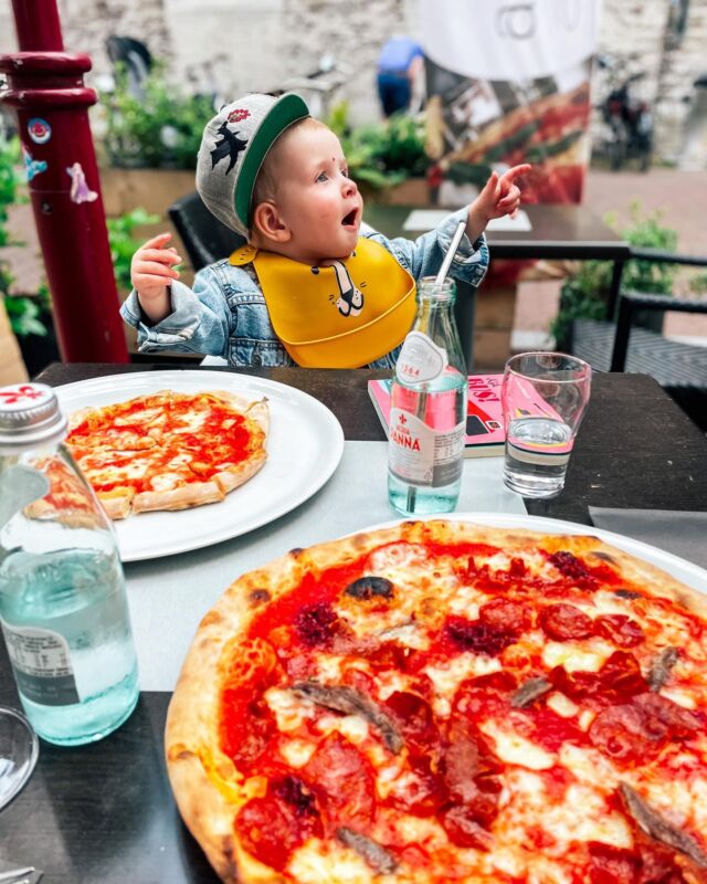 Gisteravond hadden we pizza (piiii), parasols (paaa) en kerkklokken (ooooo + wijzende vingertjes). Ik had zin in pizza dus ik nam Sam mee naar @silvys.gustiesapori in Middelburg. 

Sam kreeg zijn eigen pizza. Dat was puur eigen belang, want ik wilde er één met ansjovis en pittige worst. Het ventje was dolgelukkig en at zeker de helft met smaak op. Swipe even om wat meer foto’s en filmpjes te zien. En ik ook want de pizza’s waren mega lekker.

Ik vind het zo heerlijk om dit soort dingen met Sam te doen. En hij ook, want eten is - net als bij zijn moeder - een favoriete bezigheid.

Nog even over de pizza’s bij Silvy’s. Ik vind ze geweldig. Dunne bodem, krokante korsten, perfect belegd - niet teveel en niet te weinig - en de combinaties zijn net even anders.

Aanrader voor als je in Middelburg bent. Sla deze foto dan ook zeker even op het vlaggetje om deze plek te onthouden.

Wat voor pizza eet jij het liefste? Ik ga bijna altijd voor iets met ansjovis. Dat zilte vind ik zo lekker!

•
•
•
•
•
#wijzijndestad #middelburg #pizza #pizza #middelburgsestraatjes #pizzaeten #uiteten #moederschap #moederenzoon #strandleven #zeeland #lovezeeland #zeeuwsekust #lekkereten #eetsmakelijk #smakelijk #smakelijketen #zeelandvisit #hellozeeland #watetenwevandaag #avondeten #heerlijk #culinaireinspiratie #lekkers #recepten #fanvanzeeland #lovezeeland
