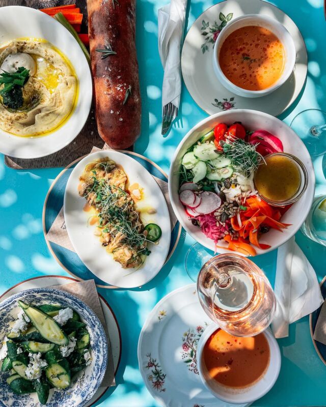 Het voelt er als een sprookje. Een terras in de schaduw dankzij de bomen, hemelblauw geverfde tafels, servies uit oma’s servieskast, super vers en vooral heerlijk eten. 

Ik heb het over @lapalomaibiza op Ibiza. Wat een fijne plek. Vorige week lunchte ik er tijdens mijn logeerfeest bij @pink_annefermont. 

Al twee keer stond ik voor een dichte deur, figuurlijk dan gelukkig. Toevallig was La Paloma, beide keren dat ik op Ibiza was in de winter, gesloten voor vakantie.

Zo fijn dat het deze keer wel raak was. Tijdens de lunch serveert La Paloma midden-oosters georiënteerde gerechten. Het eten was heerlijk. Vers, fris, smaakvol, licht en toch vullend. En dat gecombineerd met een lichte rose, goed gezelschap en oneindige gespreksstof. Ik zei toch, sprookje!

We bestelden hummus met warme net gebakken focaccia, zacht gegaarde aubergine, courgette met ricotta, gazpacho en een groene salade. Allemaal even fantastisch! 

Swipe gerust even voor wat meer foto’s. En vergeet hem niet op te slaan voor je volgende bezoek aan Ibiza!

Nog meer La Paloma lovers onder jullie? Laat het me hieronder in de comments even weten ❤️.
•
•
•
•
#lapaloma #lapaloma #ibizafood #ibiza2021 #lekkereten #gezondeten #opvakantie #vakantie #ibizafood #ibizaisland #lekkereten #uiteten #genieten #eetsmakelijk #smakelijk #smakelijketen #watetenwevandaag #lunchen #heerlijk #culinaireinspiratie #lekkers #hummuslover #bijzonderplekje #vakantievieren
