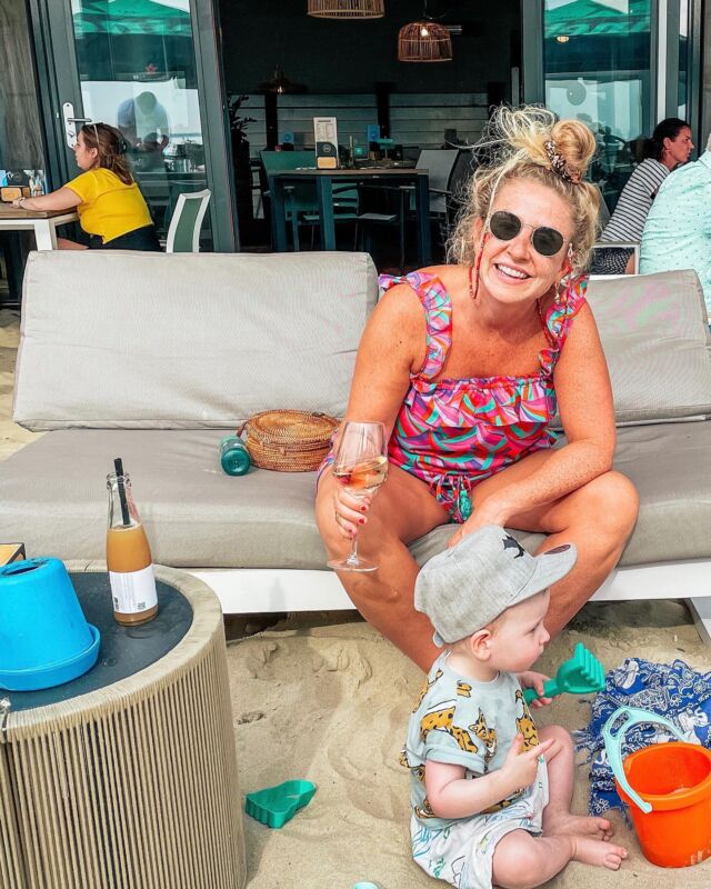 Over zandhappen en bitterballen eten.

Mijn vakantie sloot ik een paar weken geleden af bij @pier7zandpaviljoen samen met Sam. Fijn zandpaviljoen aan het Vlissingse badstrand (sla de foto op om deze plek te onthouden!)

Ik een glas rosé. Zo’n hele lichte uit de Provence. Sam een flesje troebele zeeuwse appelsap.

Ik op de bank. Sam in het zand met zijn emmer en schep.

De hele weg heb ik mezelf gevisualiseerd op diezelfde bank. Leek me zo fijn met Sam. Ze zijn bijna altijd bezet, maar het visualiseren had effect want precies deze was vrij voor ons.

We bestelden bitterballen.
Sam at er 1.
Ik de overgebleven 7 😝. 

Alhoewel ik nu de grootste vreetzak van ons lijk, Sam heeft handen vol zand gegeten. Inclusief zijn welbekende “mjam, mjam, mjam.” 

Ik heb alle vormen van het uit zijn hoofd praten geprobeerd. Eerst pedagogische verantwoord zonder niet en nee. Daarna toch maar met niet en nee. Het maakte niet uit, het spel werd voor hem alleen maar leuker. Kleine dondersteen. Stiekem moet ik hier zo om lachen. Swipe even naar links voor een filmpje hiervan. 

Wat doen jullie dit weekend? Wij gaan morgen appels plukken bij @landwinkelweststrate. Dat wil ik al jaren doen, maar kwam er nooit van. Nu met een kind een goed excuus om eens echt te gaan 😉.

•
•
•
•
•
#pier7 #vlissingen #strandtent #wijndrinken #bitterballen #zandhappen #borrelen #borrelplank #strandleven #westerschelde #zeeland #lovezeeland #zeeuwsekust #lekkereten #uiteten #eetsmakelijk #smakelijk #smakelijketen #zeelandvisit #hellozeeland #watetenwevandaag #avondeten #heerlijk #culinaireinspiratie #lekkers #recepten #fanvanzeeland #uiteten #lovezeeland