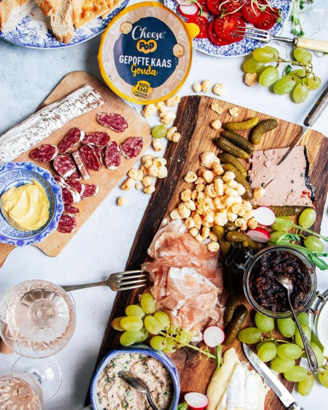 Zelfs met een bijna lege koelkast tover ik nog een goed gevulde borrelplank op tafel. Wat er op die plank ligt is altijd anders.

Ik houd van variatie en veel verschillende smaken. Kazen, vleeswaren, vis, smeersels, iets van rauwe groente en fruit. In de loop der jaren heb ik mijn skills geperfectioneerd 😉 en zijn er een aantal richtlijnen ontstaan voor een uitgebalanceerde borrelplank. 

Niet teveel brood bijvoorbeeld, beter toastjes of crackers, altijd groente, iets zoets - zoals zelfgemaakte dadelchutney 😋 en wat knapperigs. In dit geval zie je op mijn borrelplank @Cheesepop.official.

Deze gepofte kaasballetjes smaken naar kaas die, tijdens het bakken, uit je tosti loopt. Voor mij de reden om extra kaas tussen mijn tosti te doen. Inmiddels zijn er al een aantal bakjes Cheesepop doorgegaan in huize #kaasievoorvandermaasie. Ik vind ze zo mega lekker 😍. Een handje tijdens het koken, een schaaltje achter mijn laptop. Nou ja, uitvoerig getest en goedgekeurd dus.

Wat ligt er bij jou op de borrelplank? Ik ben benieuwd. Wil je het hieronder met me delen?

Als je benieuwd ben naar hoe ik mijn borrelplanken samenstel en wat er op ligt, klik dan even op de link in mijn bio. Daar vertel ik er meer over.
•⠀⠀⠀
•⠀⠀⠀
•⠀⠀⠀
•⠀⠀⠀
#joincollab #cheesepop #poppedcheese #kaasplank #borrelplank #borrelen #borrelhapjes #wijnen #lekkereten #smakelijketen #watetenwevandaag #eetsmakelijk #kaasjes #charcuterie #snacken #hapjes #lekker #recepten #recept #heerlijk #heerlijketen