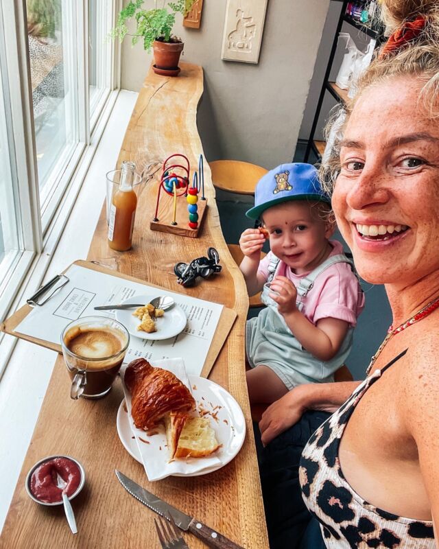 Zelfs in Frankrijk eet je de croissants niet zo lekker als bij @luuksbroodenpatisserie. Echt hoor. Probeer maar.

Om over het zuurdesembrood nog maar niet te spreken. Na jarenlang vergelijkend waren onderzoek durf ik dit best te beweren. Krokante korst, tikkie zuur, stevig en toch luchtig. Snap je het nog? Het liefste met filet americain van de slager. Een tijd geleden at ik 7 boterhammen achter elkaar. Niet per se aan te raden want ik stond op knappen. Ik kon gewoon niet stoppen met eten.

Dat ter zijde. Luuks… Een heerlijke plek met een terras op de stoep. Tafels voor het raam om te gluren naar voorbijgangers. Een vitrine vol zoete kunstwerken. Van eclairs tot tartelettes. Chocoladebroodjes, boterkoek. Een kleine kaart met belegde boterhammen voor daar of to go.

Hier op de foto zie je mij en Sam op een warme zomerochtend. Een rij tot buiten, het terras vol, binnen gezellige rumoer.

Ach ja rest mij alleen nog nog GA HIER HEEN als je in Middelburg bent.

Kom jij ook graag bij Luuks Brood & Patisserie? Oh en vergeet deze foto niet op te slaan. Handig voor je volgende x in Middelburg.

•
•
•
•
•
•
#luuksbroodenpatisserie #bakker #middelburgcentrum #zuurdesembrood #zeeland #ondernemendemoeder #vakantie #echtinsta #dutchfoodblogger #lekkereten #lekkeretenendrinken #opvakantieineigenland #leukmetkinderen #bijzonderplekje #nederlandheeftalles #lekkereten #eetsmakeliik #pleziermaken #smakelijketen #middelburg #wijzijndestad #visitzeeland #lovezeeland #fanvanzeeland