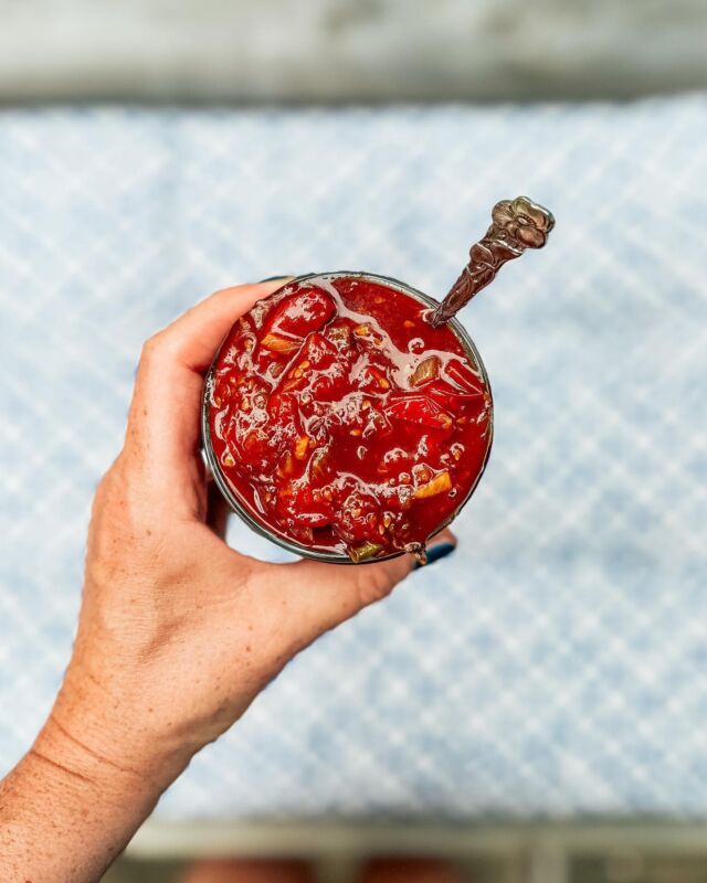 Het recept voor deze heerlijke tomatenjam vind je hier! Opslaan = niet vergeten.

Vanuit het niets had ik vorige week zondag ineens zin in tomatenjam. 

Ik proefde voor het eerst tomatenjam bij Kust. Een klein eetcafé in Vlissingen waar ik nog regelmatig naar terugverlang.

De kanariegele tafels op het terras. 
Uitzicht op de jachthaven. 
Kruidige Indiase linzensoep en platbroodtosti’s met… jawel, tomatenjam.

Maar goed. 
Vervlogen tijden.
Enkel nog een mooie herinnering.

Ik ging zelf aan de slag met tomatenjam. 
Het werd zo’n recept van: wat is er in huis en welke specerijen heb ik zin in.

Het werd fantastisch. Eerlijk waar. Het begon met eten bij cheeseburgers, maar ook met gebakken feta een grandioos succes. En wat dacht je van bij kikkererwtensalade? Allemaal geprobeerd.

Gister maakte ik weer een pot. Voor bij de kippendijen van de vuurkorf. Ik kreeg veel verzoeken voor het recept. Snap ik. Dus bij deze! Sla op om het niet te vergeten.

Tomatenjam 
Voor 1 flinke jampot vol

Dit zit er in
🍅Flinke scheut olijfolie 
🍅1 ui, gesnipperd
🍅1 teen knoflook, fijngehakt 
🍅Gedroogde chilipeper naar smaak
🍅Komijnzaad naar smaak, evt fijngemaakt in de vijzel, anders komijnpoeder 
🍅500 gr tomaten, in stukken, liefste goed rood en rijp
🍅Kaneel naar smaak
🍅Flinke snuf zout
🍅80 gram lichte of donkere basterdsuiker - met beide gemaakt, met donkere basterdsuiker vond ik het iets karamelerig
🍅Scheutje rode wijnazijn
🍅De blaadjes van een paar takjes tijm en oregano 

Zo maak je het 

1. Verhit de olijfolie in een pan met dikke bodem. Fruit de ui en knoflook langzaam glazig.
2. Voeg daarna de komijn en gedroogde chilipeper toe. Bak nog kort aan.
3. Doe nu de tomaten samen met het zout, kaneel, rode wijnazijn, tijm en oregano in de pan. Laat pruttelen tot de tomaten zacht zijn en het er een beetje stroperig uitziet. Dat duurt ongeveer 30-45 minuten. Blijf roeren, want anders koekt het aan de bodem.
4. Laat de tomatenjam afkoelen en doe in een glazenpot. Je kunt hem al direct eten, maar ik vind het persoonlijk het lekkerste als de jam helemaal afgekoeld is.

Ook fantastisch op de borrelplank verwacht ik 🤤.

Geniet ervan!