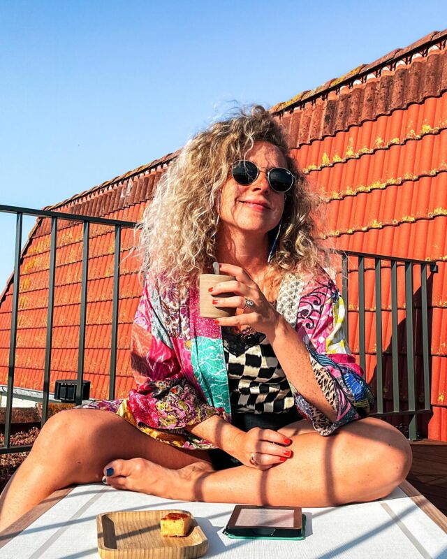 Voor een vakantiegevoel hoef ik niet per se ver van huis te zijn. Dat bleek wel tijdens ons nachtje weg bij @hotelbommelje in Domburg. En jeetje, dit was niet normaal fijn. Swipe voor de foto’s en sla deze post vooral op voor later.

Bofkonten als we waren werden we uitgenodigd om te komen logeren. Inclusief uitgebreid diner in het restaurant. Daar deel ik in een volgende post over. Want al het lekkers verdient dat.

Voor wie het oude Hotel Bommelje kent, niets is meer hetzelfde. Het is helemaal van nu zonder dat het hippig is. Tijdloos en gezellig. Een mediterraans sfeertje, terrazzo vloer, zachte kleden op de vloer, lichte kleuren, houtaccenten. Het voelt heel warm aan en rijk aan. 

Onze suite was prachtig. Een groot bubbelbad, keuken, grote wijnglazen (vind ik altijd veel lekkerder drinken dan kleintjes), groot dakterras waar we in de warme ochtendzon onze flat whites (met fantastische boterkoek erbij) dronken. Met aan de ene kant uitzicht op de duinen en aan de andere kant het dorp.

Vanaf hier horen we het ruizen van de zee nog niet iets beter dan thuis.

De volgende ochtend beginnen we met een heerlijk ontbijt. Super uitgebreid. Het is mooi weer dus we zoeken een tafeltje op de veranda buiten.

Vanaf het hotel sta je in een paar minuten op het strand en in het centrum van Domburg. Of je rijdt naar het strand van Oostkapelle om de middag door te brengen bij het Zeecafe. Wat wij deden.

We waren nog geen half uur van huis en slechts 24 uur weg, maar man wat hebben we genoten. Even samen, weer echte gesprekken, badderen, zonnen en lekker eten.

Dus mega aanrader om een heerlijk weekend weg te boeken bij @hotelbommelje. Bedankt voor de uitnodiging ❤️. 

En, hoe vind je het eruit zien? Leuk als je het met me deelt hieronder de post!
•
•
•
•

#zeeland #vakantie #hotelbommelje 
#dutchfoodblogger #lekkereten
#lekkeretenendrinken
#opvakantieineigenland 
#bijzonderplekje #nederlandheeftalles
#lekkereten #eetsmakelijk #pleziermaken
#smakelijketen #domburg  #visitzeeland
#lovezeeland #fanvanzeeland
