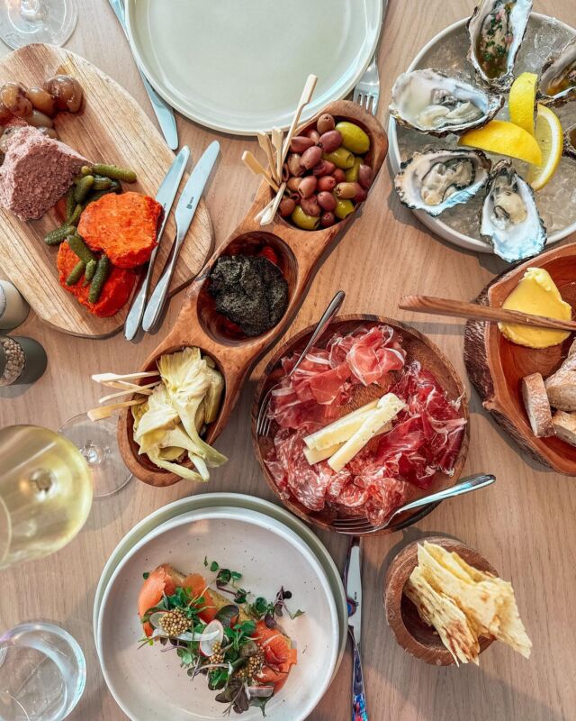Een overvloedig gevulde tafel met lekkers. Gelukkiger krijg je me niet. Ik heb het talent - laat ik het zo maar noemen - dat ik kan blijven eten zolang het voor mijn neus staat.

Ik deelde gister al dat we logeerden bij @hotelbommelje met een fantastisch uitgebreid diner bij @levie_domburg. We begonnen dus met die tafel vol lekkers. Om te delen. Daar blijf ik van houden.

Verschillende soorten paté met zuur, gerookte zalm op brioche, charcuterie, manchego, oesters, naturel en met een vinaigrette, brood met gezouten roomboter, crackers. Het kon niet op. Letterlijk haha. Ondanks dat deze vreetzak aan tafel zat.

Want er kwam nog meer. Namelijk romige burrata met een frisse tomatensalade en een stevige zeeduivel met witte asperges en een boterige saus. We sloten af met ijs en aardbeien.

Wat een feest. Mega aanrader om een keer aan te schuiven. Zomaar als je in Domburg bent of samen met een overnachting bij @hotelbommelje.

Sla deze post echt even op voor je volgende trip naar Zeeland!

Wat denk je? Iets voor jou zo’n diner bij LeVie?

•
•
•
•
•
#dineren #uiteten #wijndrinken #borrelen #borrelplank #strandleven #noordzeekust #zeeland #lovezeeland #zeeuwsekust #lekkereten #eetsmakelijk #smakelijk #smakelijketen #zeelandvisit #hellozeeland #watetenwevandaag #avondeten #heerlijk #culinaireinspiratie #lekkers #domburg #fanvanzeeland #uiteten